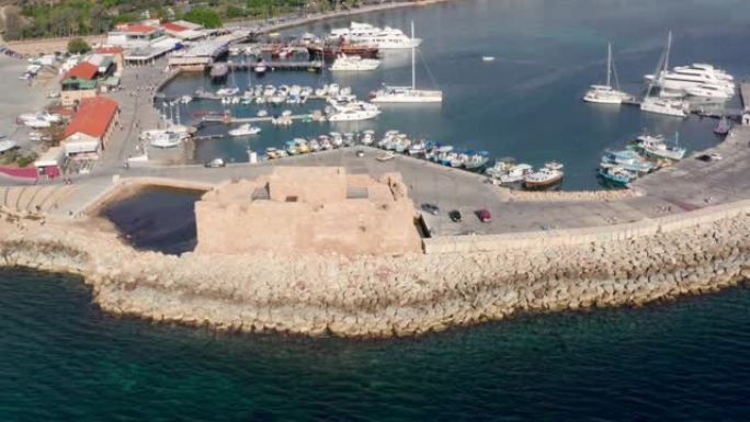 帕福斯城堡，现在是博物馆。塞浦路斯帕福斯海岸线上有船只和游艇的港口古老堡垒。地中海沿岸著名旅游地标，
