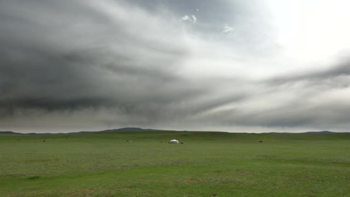 中亚大草原上的单个白色蒙古包