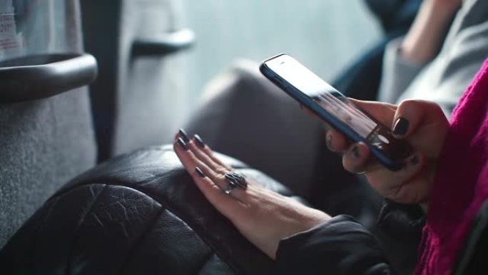 一个女人用修指甲拍了一张手的照片