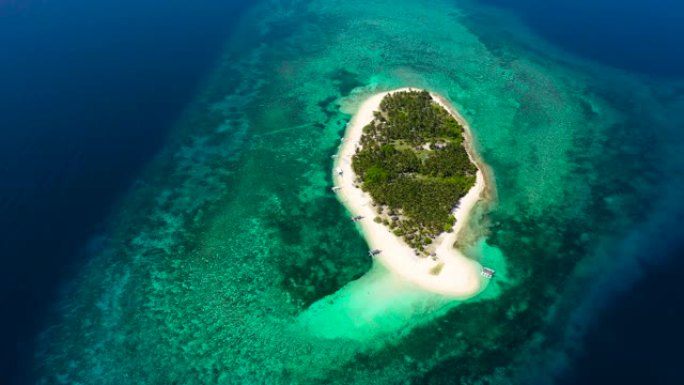一个大环礁上的白沙岛，从上面可以看到。有棕榈树的热带岛屿。带天堂岛的海景