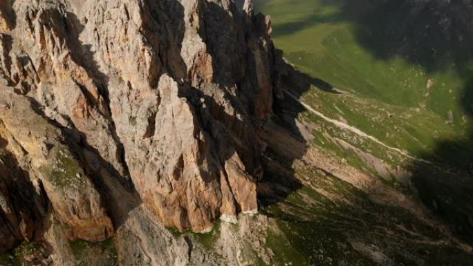 日落时无人机飞越尖锐的岩石露头的鸟瞰图。用于极端登山的陡峭的岩层山。飞行穿越旅行视频