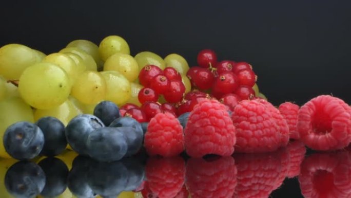 黑色桌子上摆放的水果静物果，身体维生素