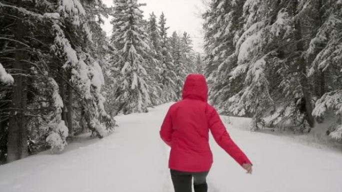 在白雪皑皑的森林中奔跑的女人