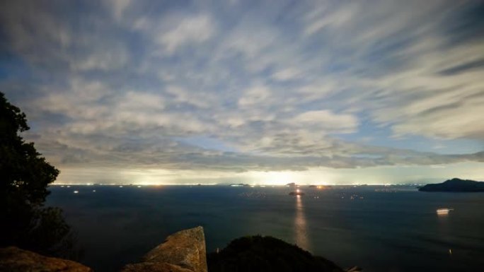 云和星星经过日本繁忙的内海的时间流逝