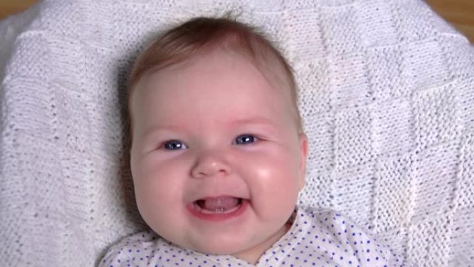 可爱的可爱宝宝对着镜头开心地微笑