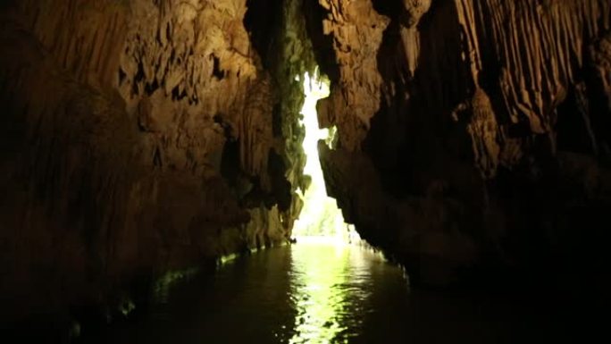 穿过充满水的黑暗洞穴向外面明亮的光线移动