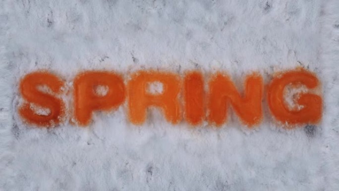 冰制成的字母在雪中融化，延时。背景。概念冬末春初。寒冷的天气让位给温暖的天气。假期和庆祝活动。圣诞节
