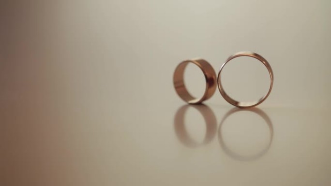 结婚金戒指互相滚动。特写，微距拍摄