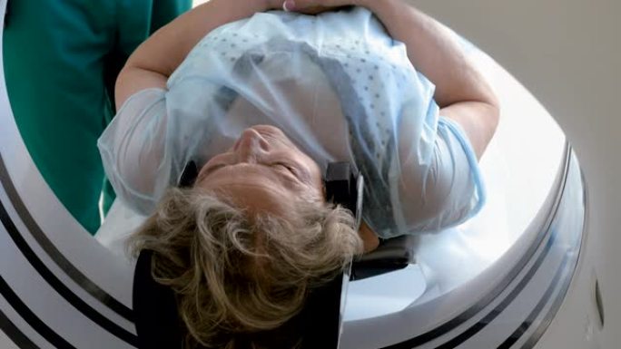 一名女性成熟患者躺在ct扫描机上的特写镜头。电脑断层扫描老年妇女的身体和大脑。医疗诊所的高科技设备。