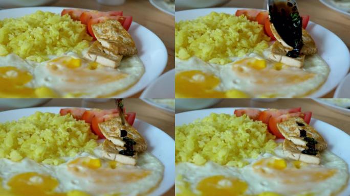酱油放在豆腐或豆腐上，配姜黄米饭，番茄和炸鸡蛋