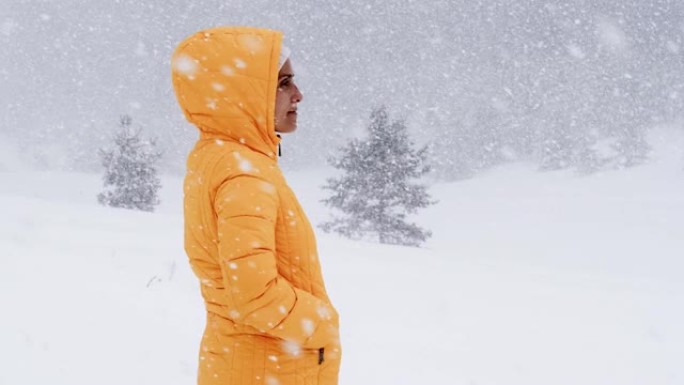 冬季旅行者。年轻的游客在深雪中享受外面的降雪。在冬天的山上玩得开心。肖像。