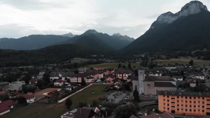 阿尔卑斯山的小山村，无人驾驶飞机拍摄风景。美丽的山景，前面是山谷。无人机沿着法国杜萨德公社飞行