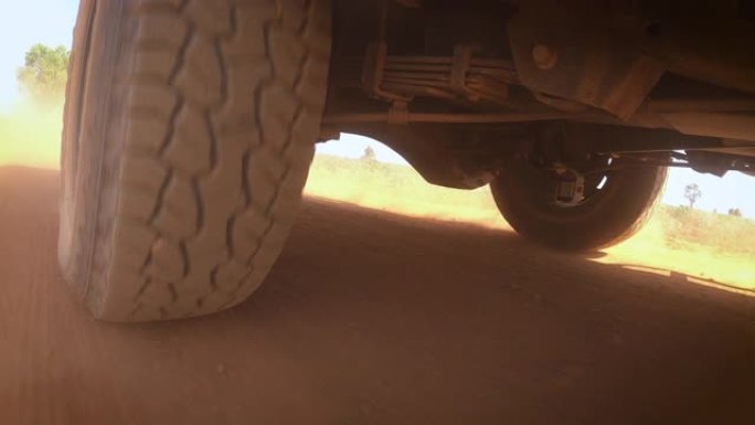 4轮越野驱动轻型卡车的后轮动力总成系统在泥土和灰尘地面上行驶