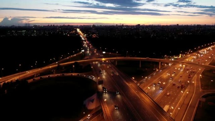 从空中看汽车在立交桥上的运动与环城公路和城市出口的交叉路口