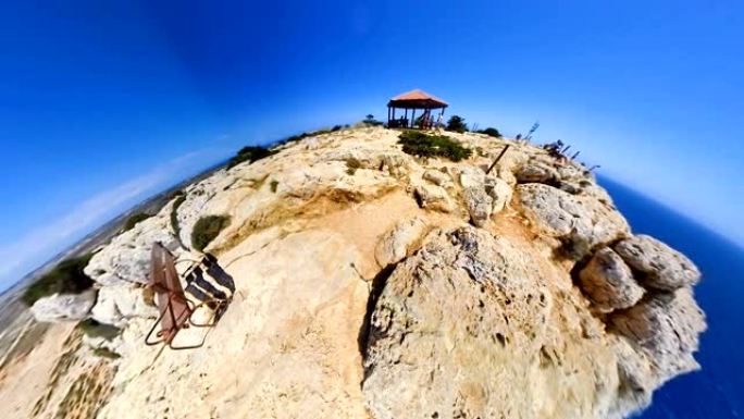 360长凳和壁龛位于悬崖上的海景