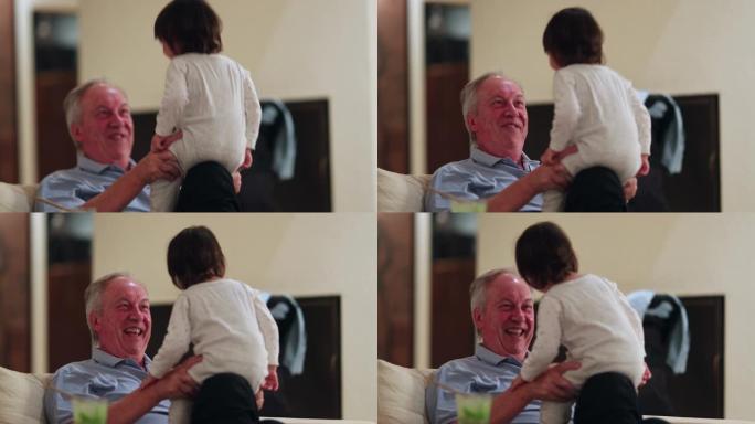 祖父与婴儿蹒跚学步的家庭偷拍互动，幸福的真实生活表达