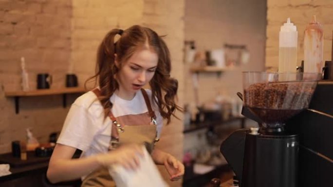 年轻开朗的咖啡师女人煮咖啡
