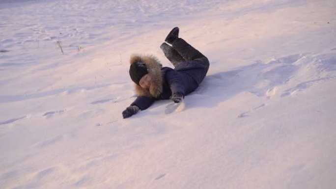 小男孩和他妈妈在雪地里玩耍。慢动作镜头