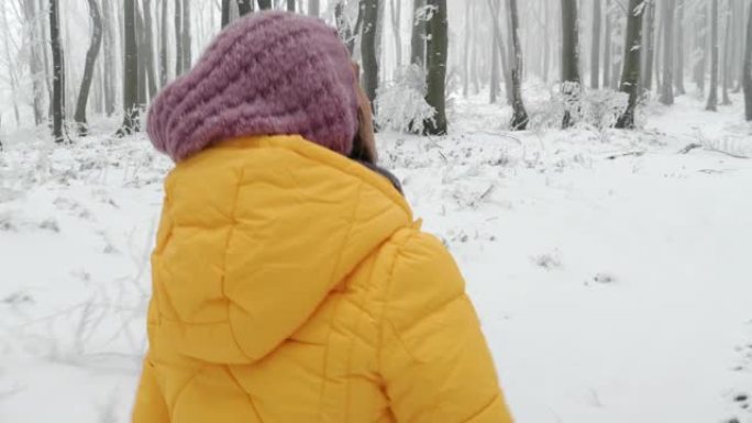 冬季独自旅行者漫步在白色森林。拥抱大自然。感觉的能量。回到根源。