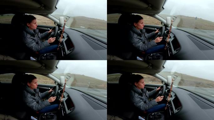 在开车去旅行的过程中，年轻女性开着车，带着高兴的积极表情开心地微笑