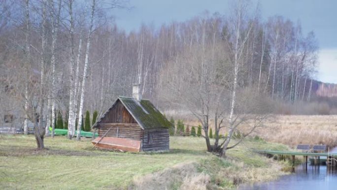 爱沙尼亚湖边的一间小木屋