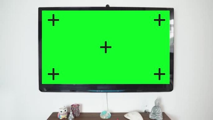 放大模拟电视，带有绿色屏幕的智能屏幕，带有跟踪标记的alpha通道。