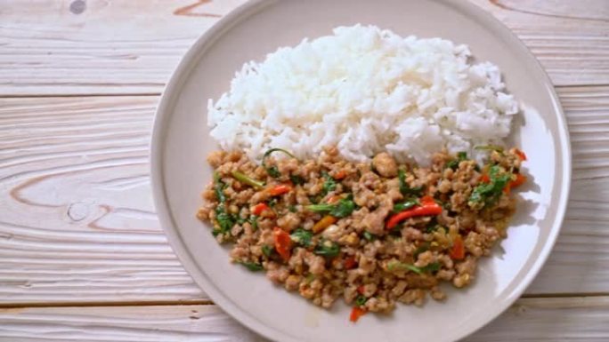 炒泰国罗勒配猪肉末和辣椒，放在米饭上-泰国当地美食风格