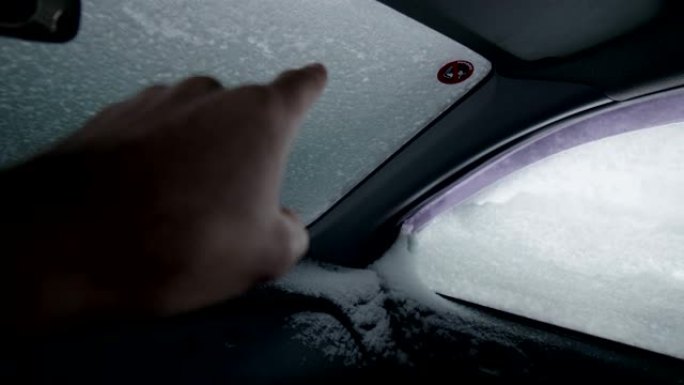 汽车视点。睡在车里。在冰雪覆盖的道路上行驶，第一场雪落下。