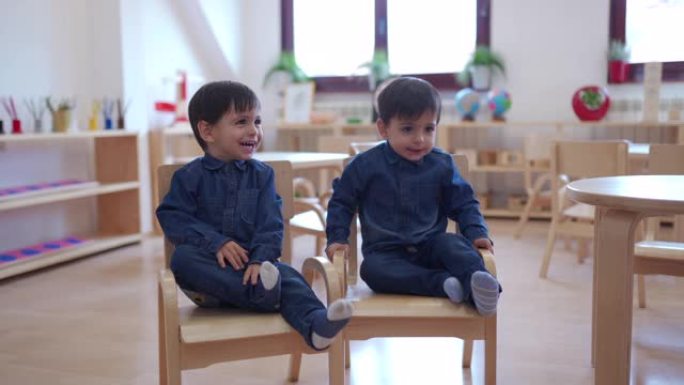幼儿园教室里可爱的双胞胎男孩