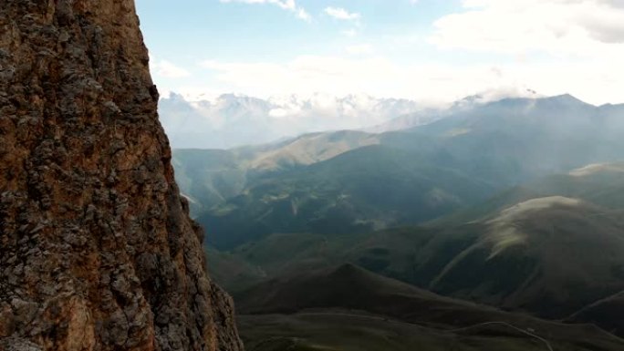 日落时无人机飞过尖锐的岩石露头的特写鸟瞰图。用于极端登山的陡峭的岩层山。飞行穿越旅行视频