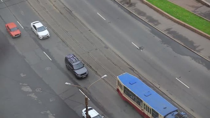 城市道路的俯视图，汽车双向行驶