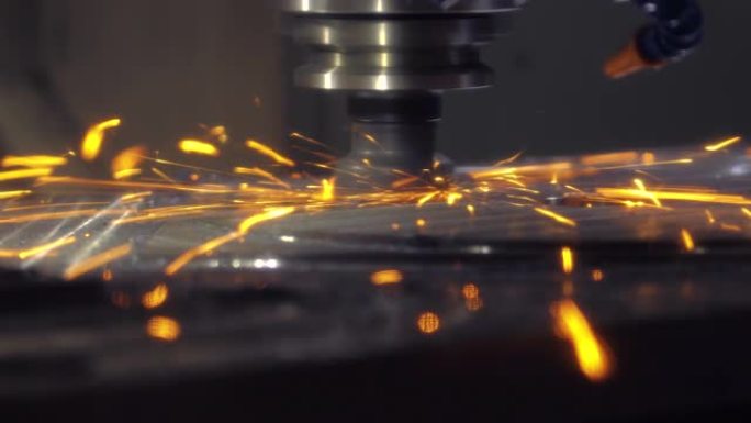 工业激光机切割钢板零件。热。工厂生产机器运行过程中的火花。运动模糊。