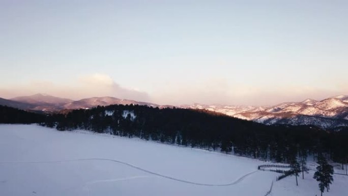 日出时的落基山脉日出时的落基山脉雪山雪景