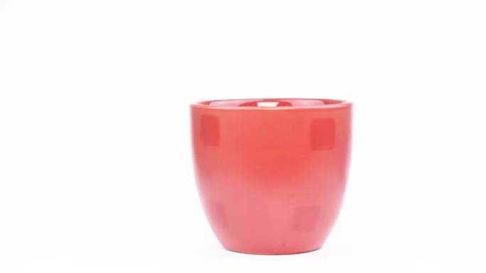 茶杯在白色背景上旋转。炊具。视频。
