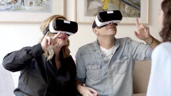 体验VR眼镜的兴奋成熟人群的前视图