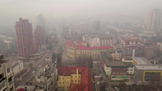 fogy早上在乌兹切市上空的航拍视频