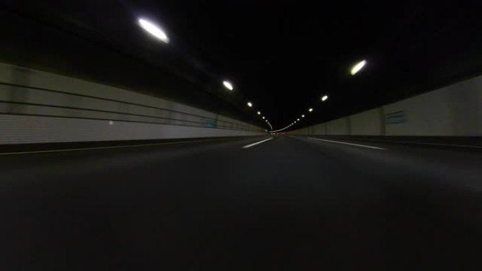 高速公路上的夜间驾驶 | 隧道