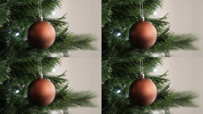 哑光彩色小摆设挂在圣诞树上，闪烁的圆点灯慢动作