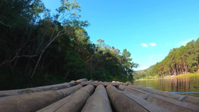 在大河中航行竹船，对抗天然树木和森林