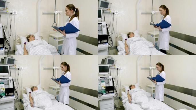 医院病床上的高级女性与专业医生交谈。4K