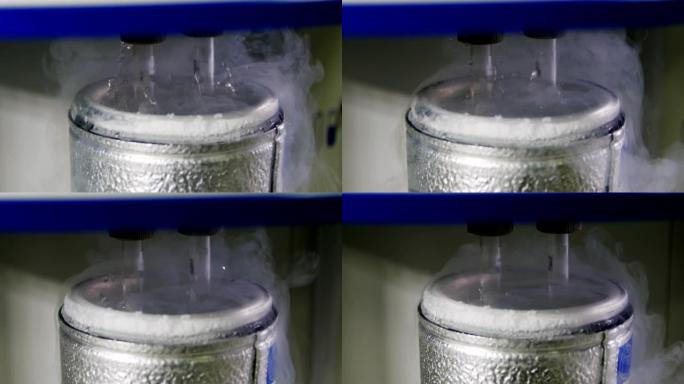 圆柱形金属容器中的沸腾液化气特写