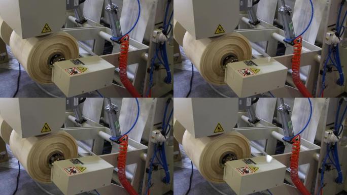 视频显示了一家生产塑料袋的工厂。