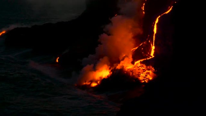 火山爆发熔岩流入水中夏威夷