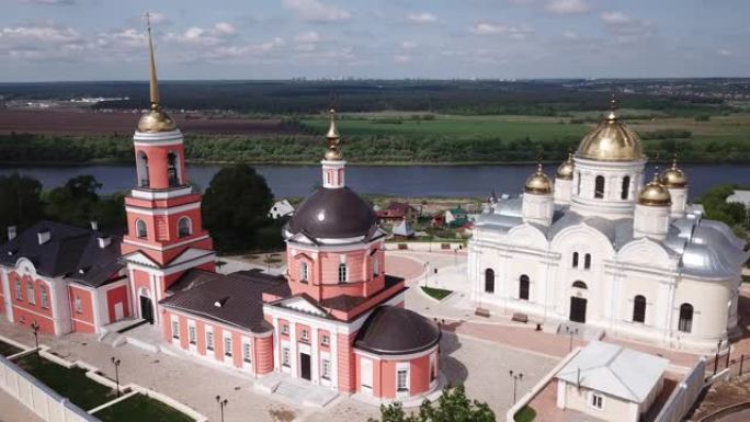 卡什斯基修道院的庭院，配有变身大教堂和修复的尼基茨基教堂