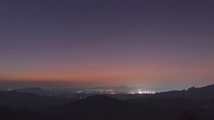 4k视频中的时间流逝。星状排列现象 (土星，月亮，金星，木星) 在山上薄雾笼罩的夜空中，长时间曝光，