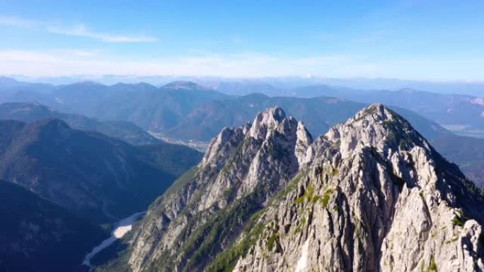 鸟瞰图，与Mangart一起飞越朱利安阿尔卑斯山的山峰。