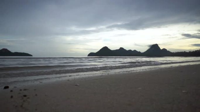 早晨美丽的天空，海浪袭击了沙滩海岸声和海中的岛屿。