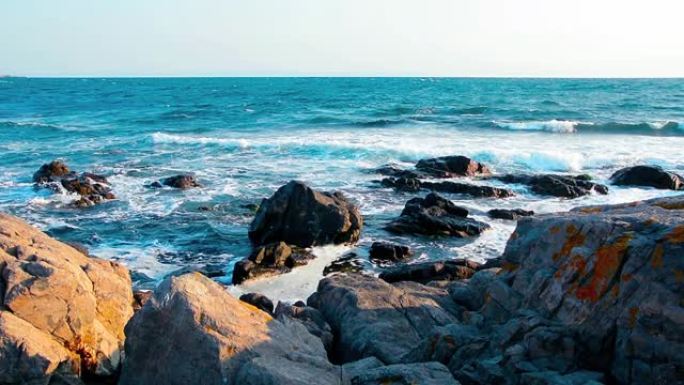 海浪压碎海岸上的岩石