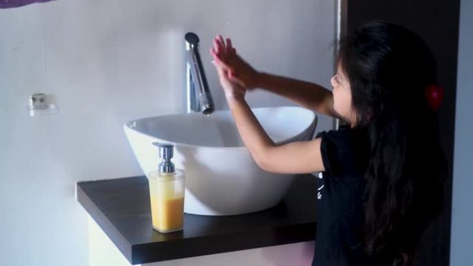 预防电晕病毒 (新型冠状病毒肺炎)。洗手。孩子用流水和液体洗手。个人卫生