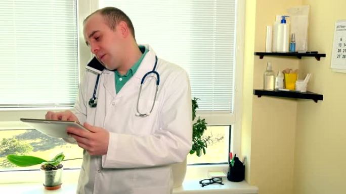 医生在医院机柜中呼叫患者时拿着平板电脑